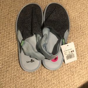 Unique sanuk sandals women size 6 kids 4.5